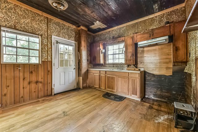 32 11th Avenue N, Texas City, TX 77590