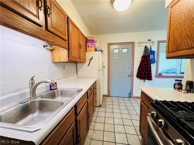 2135 Parkman Road NW, Warren, OH 44485