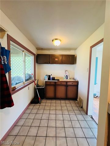 2135 Parkman Road NW, Warren, OH 44485