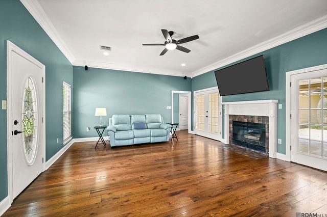 18567 White Oak Dr, Prairieville, LA 70769