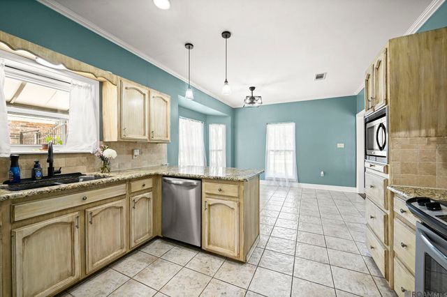 18567 White Oak Dr, Prairieville, LA 70769