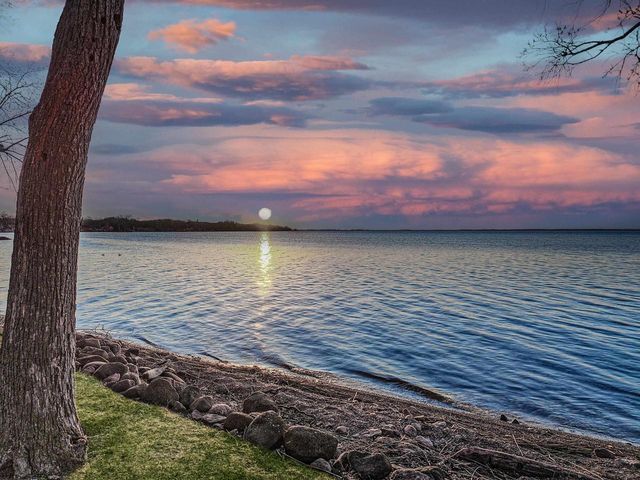 3050 WALDWIC LANE, Oshkosh, WI 54904