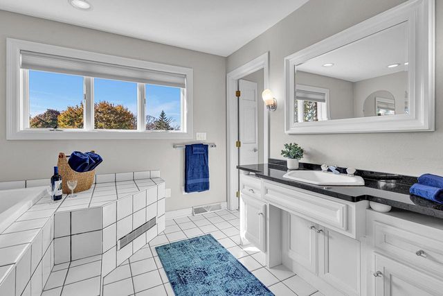 3050 WALDWIC LANE, Oshkosh, WI 54904