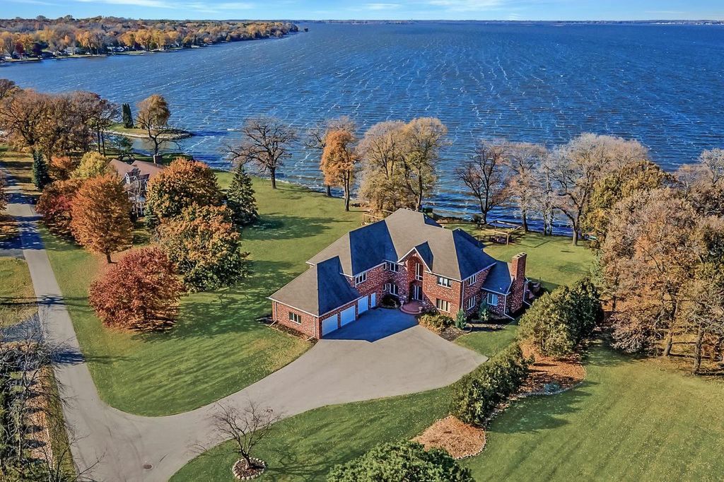 3050 WALDWIC LANE, Oshkosh, WI 54904