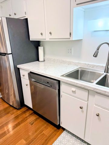 666 Pinecrest Drive 102, Prospect Heights, IL 60070