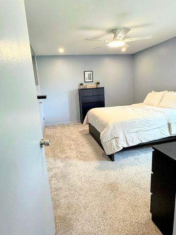 666 Pinecrest Drive 102, Prospect Heights, IL 60070