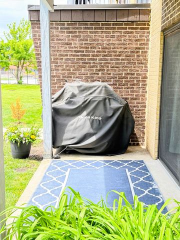 666 Pinecrest Drive 102, Prospect Heights, IL 60070