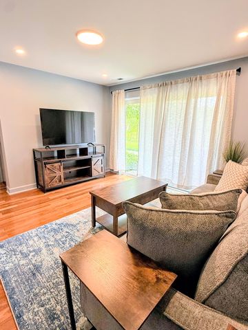 666 Pinecrest Drive 102, Prospect Heights, IL 60070