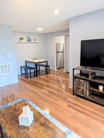 666 Pinecrest Drive 102, Prospect Heights, IL 60070