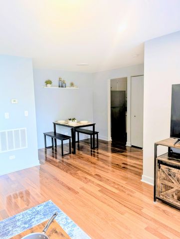 666 Pinecrest Drive 102, Prospect Heights, IL 60070