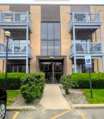 666 Pinecrest Drive 102, Prospect Heights, IL 60070
