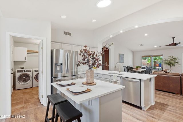 1950 E Desert Lark Pass, Green Valley, AZ 85614