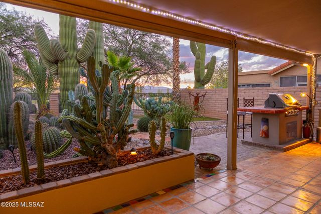1950 E Desert Lark Pass, Green Valley, AZ 85614