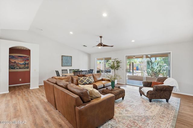 1950 E Desert Lark Pass, Green Valley, AZ 85614