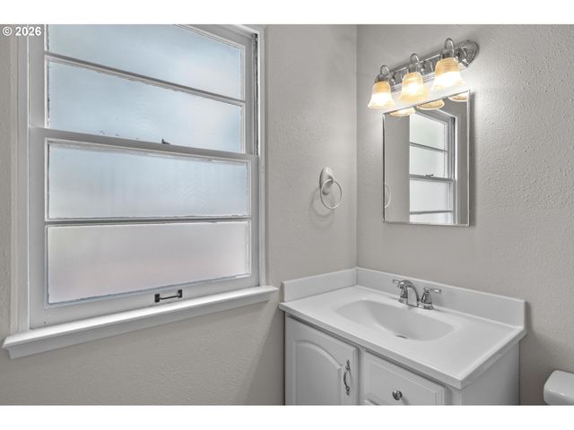 6723 Ne BROADWAY, Portland, OR 97213