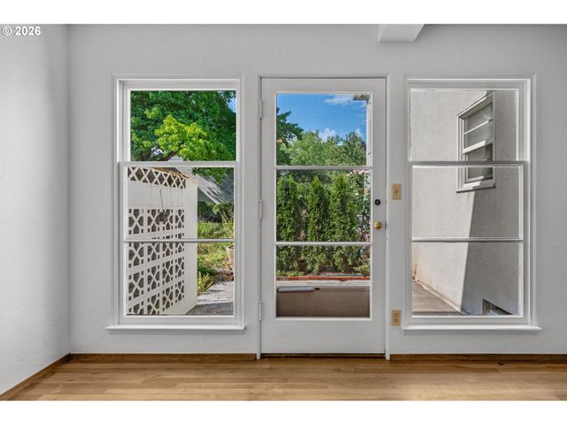 6723 Ne BROADWAY, Portland, OR 97213