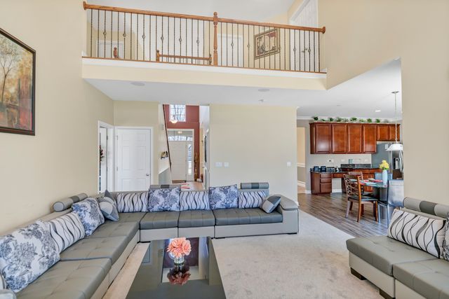 2124 Amelia Lane, Hoffman Estates, IL 60192