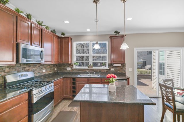 2124 Amelia Lane, Hoffman Estates, IL 60192