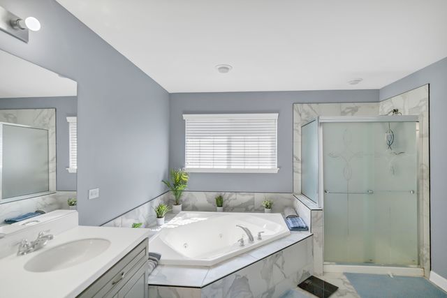 2124 Amelia Lane, Hoffman Estates, IL 60192