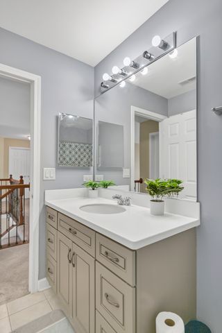 2124 Amelia Lane, Hoffman Estates, IL 60192