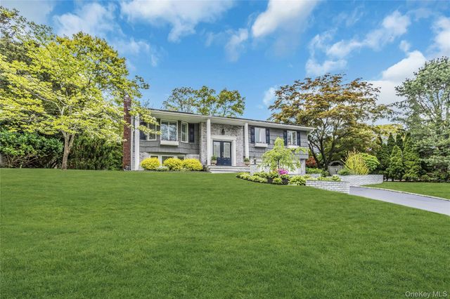 28 Penguin Lane, Commack, NY 11725