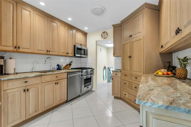 28 Penguin Lane, Commack, NY 11725