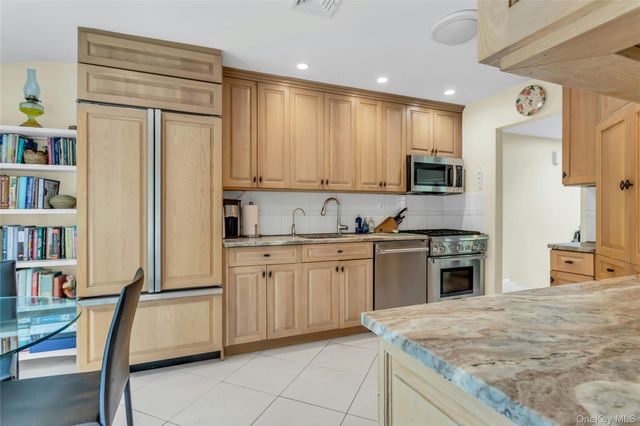 28 Penguin Lane, Commack, NY 11725