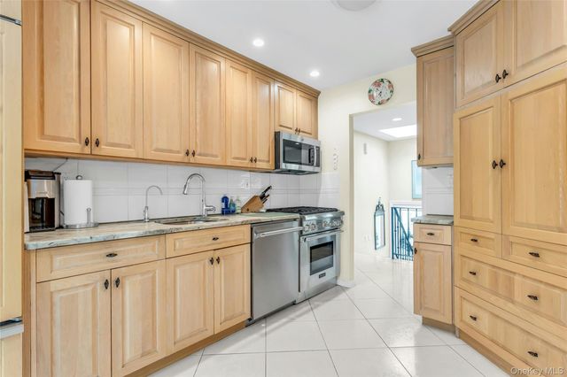 28 Penguin Lane, Commack, NY 11725