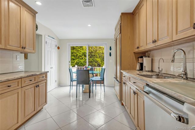 28 Penguin Lane, Commack, NY 11725
