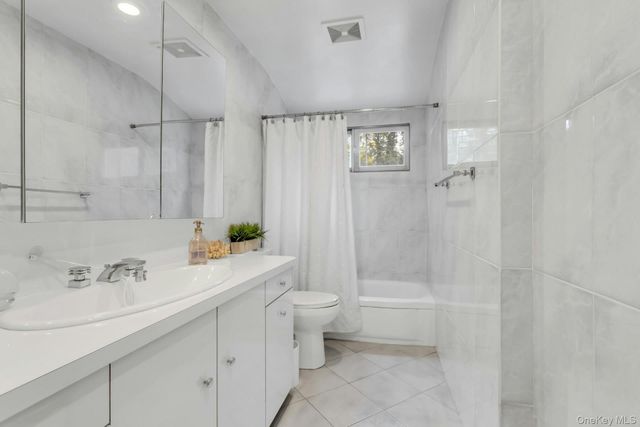 28 Penguin Lane, Commack, NY 11725