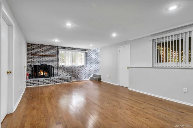28 Penguin Lane, Commack, NY 11725