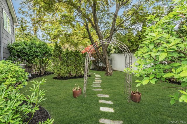 28 Penguin Lane, Commack, NY 11725