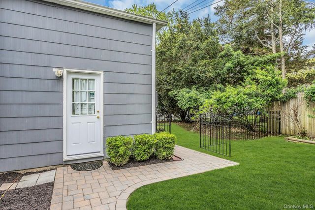 28 Penguin Lane, Commack, NY 11725