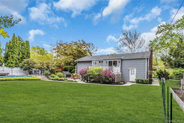 28 Penguin Lane, Commack, NY 11725