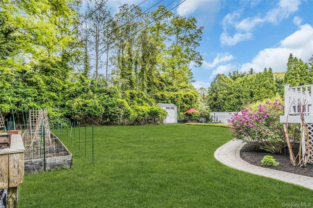 28 Penguin Lane, Commack, NY 11725