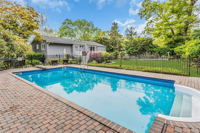 28 Penguin Lane, Commack, NY 11725