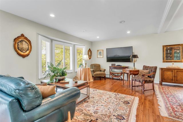 28 Penguin Lane, Commack, NY 11725