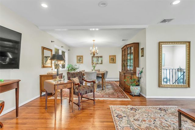 28 Penguin Lane, Commack, NY 11725
