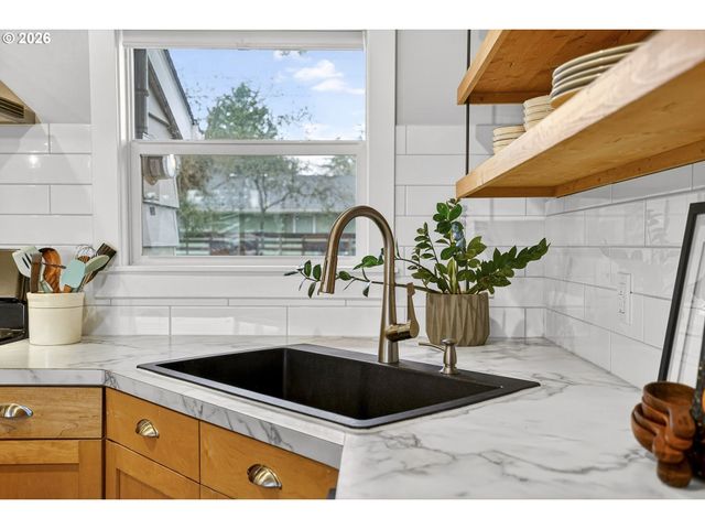 12719 Ne HOLLADAY St, Portland, OR 97230