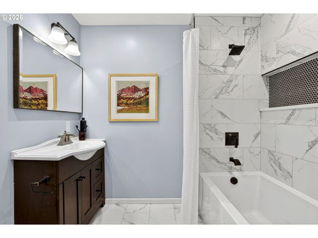 12719 Ne HOLLADAY St, Portland, OR 97230