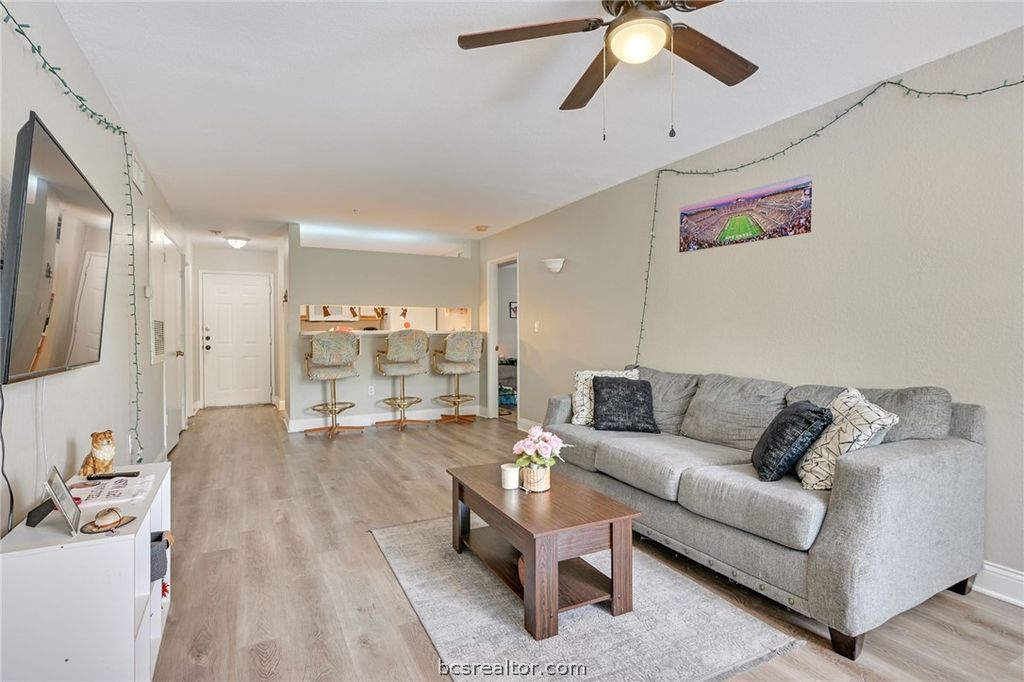 521 Southwest Parkway 201, College Station, TX 77840 — exterior