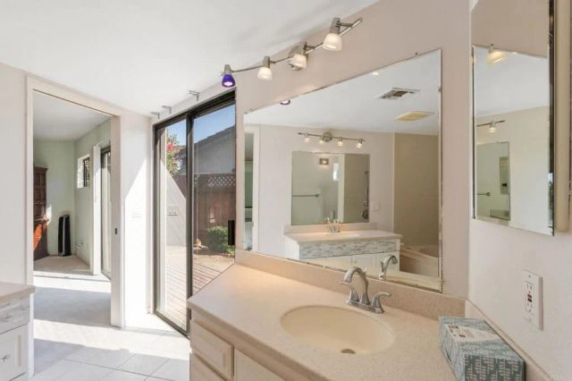 7619 Cortina, Carlsbad, CA 92009