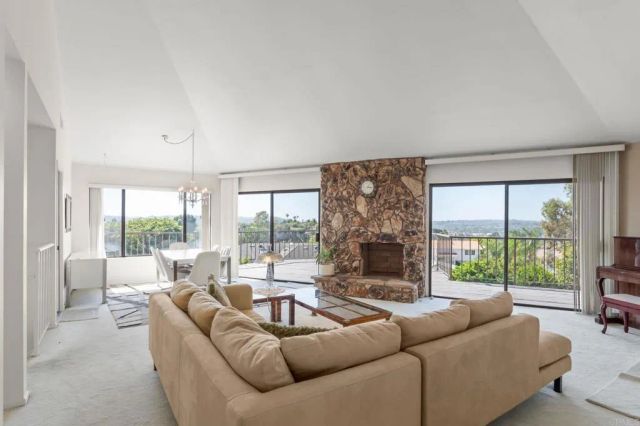 7619 Cortina, Carlsbad, CA 92009