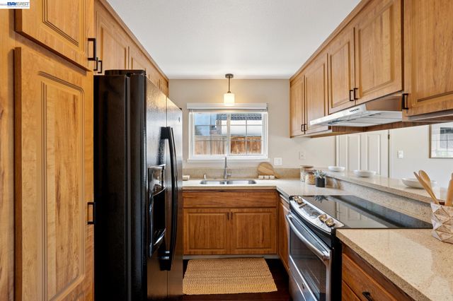 328 Sand Beach Rd, Alameda, CA 94501