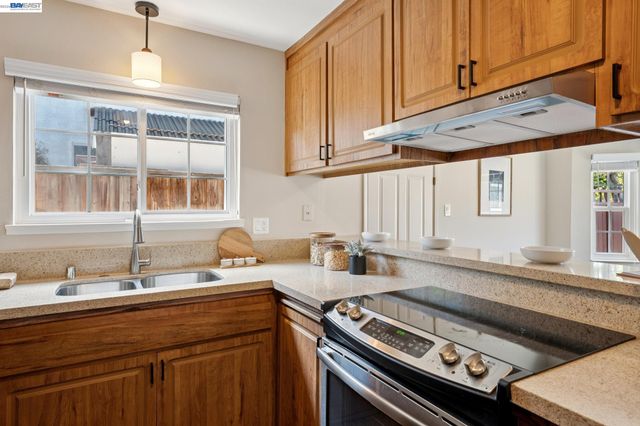 328 Sand Beach Rd, Alameda, CA 94501