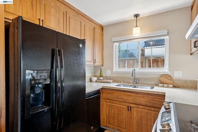 328 Sand Beach Rd, Alameda, CA 94501