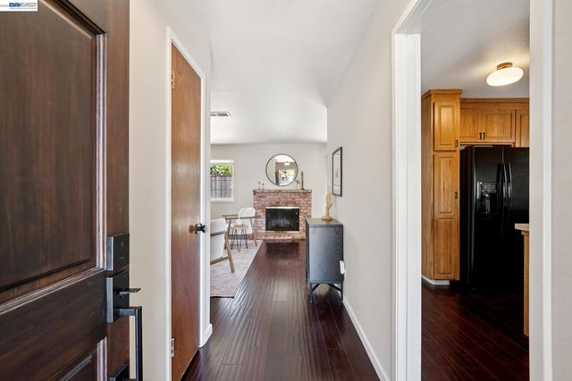 328 Sand Beach Rd, Alameda, CA 94501