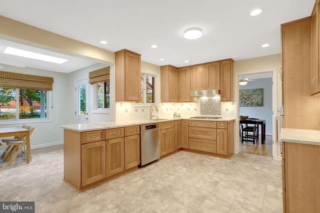 8816 VICTORIA RD, Springfield, VA 22151