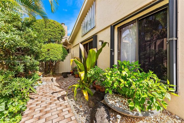 7665 Sierra Dr W, Boca Raton, FL 33433