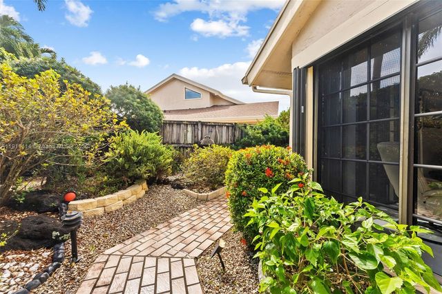 7665 Sierra Dr W, Boca Raton, FL 33433